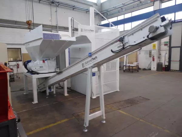 Trituratore a 2 alberi K25hp con ribaltabile e scarico laterale a nastro