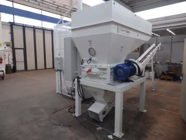 Trituratore a 2 alberi K25hp con ribaltabile e scarico laterale a nastro