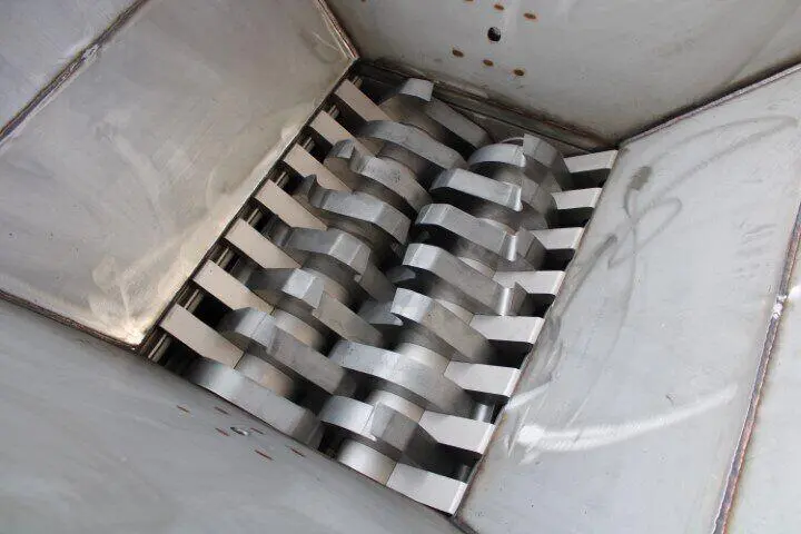 Triturazione di sfridi e trucioli in ptfe 1 Shredding of PTFE scraps and shavings