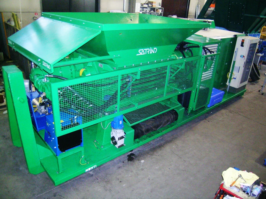 Trituratore bialbero 220 hp su pianale scarrabile